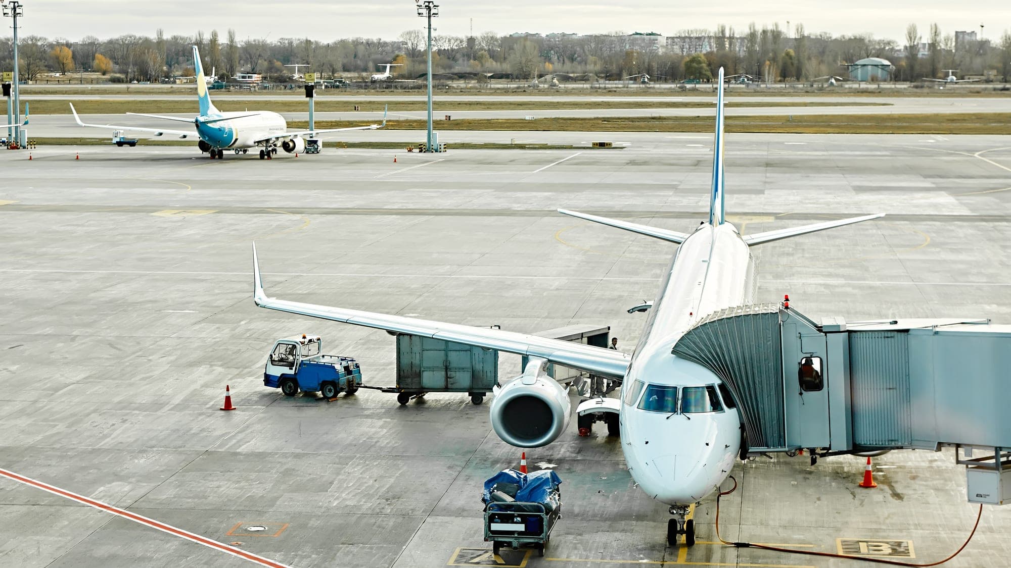 Avião de passageiros no pátio do aeroporto